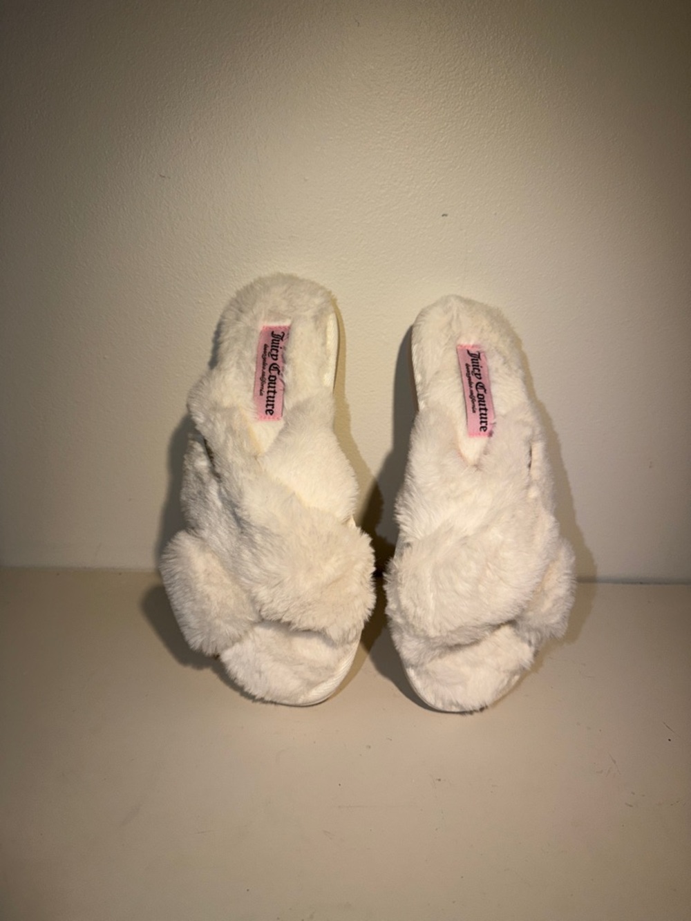 Juicy Couture Helina Plush‎ Crisscross Slide Slippers in Cream. Sz 7-8